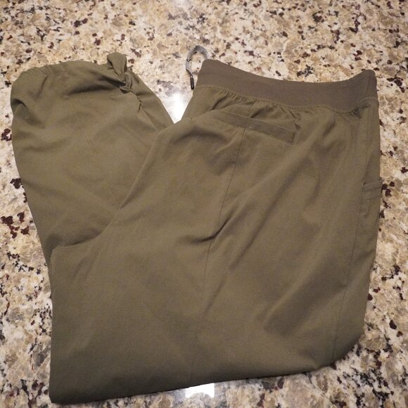 TORRID-  Happy Camper Capris -Size 2 (2X 18/20) - Picture 2 of 4